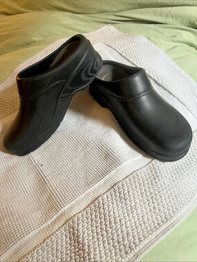 Klogs Footwear Women's Black Slip-Resistant slip on Clogs sz 9.5